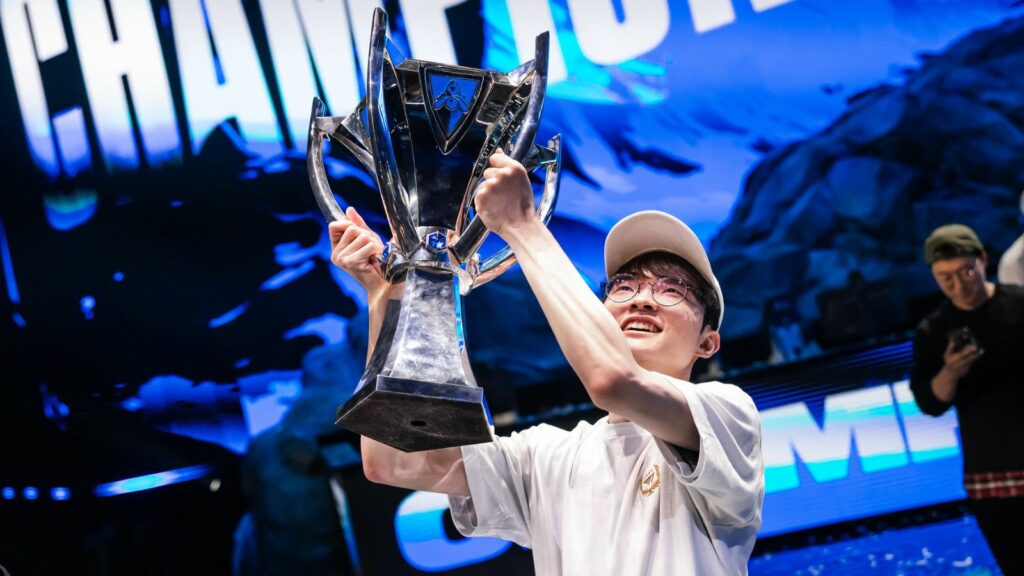 Faker nâng cúp vô địch CKTG