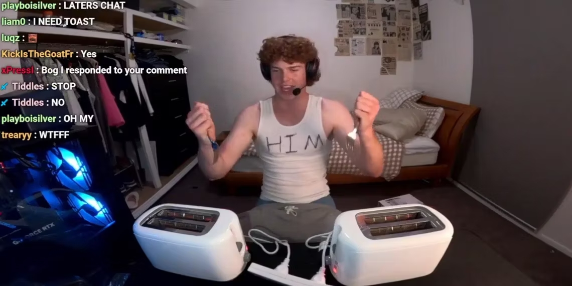 Streamer Boggles bị cấm sóng 30 ngày vì nhét dĩa vào máy nướng bánh mì