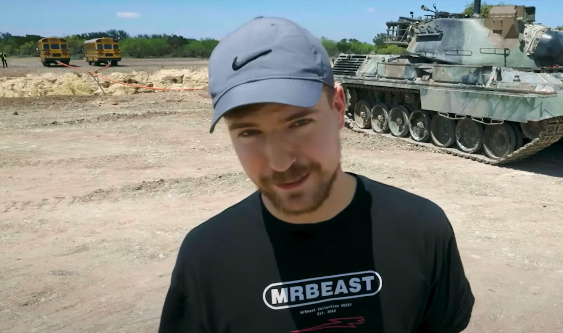 MrBeast tự tay kiểm kho kẹo tại Walmart