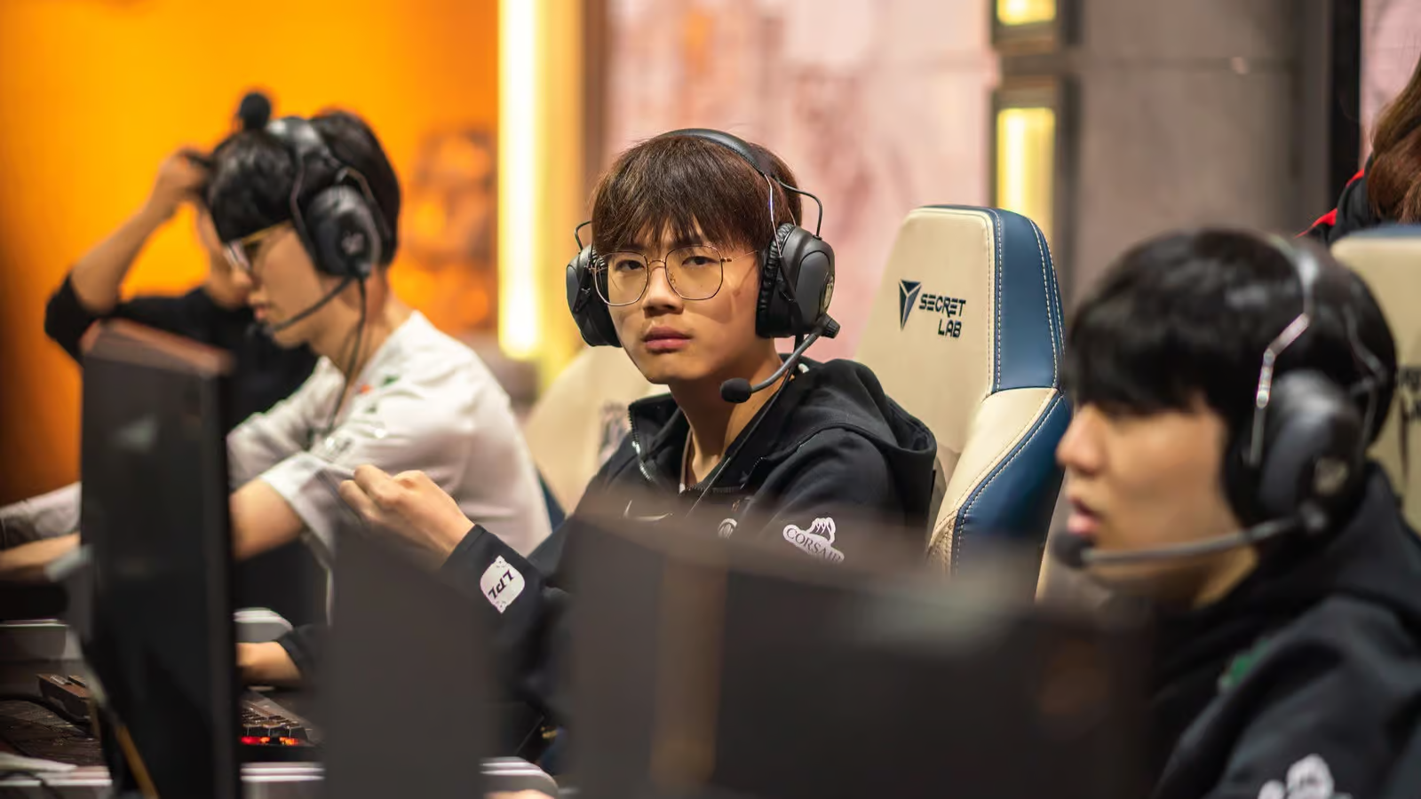 Tuyển thủ esport LMHT bị phạt gần 7000 USD vì hành động không đẹp với gấu bông trên stream