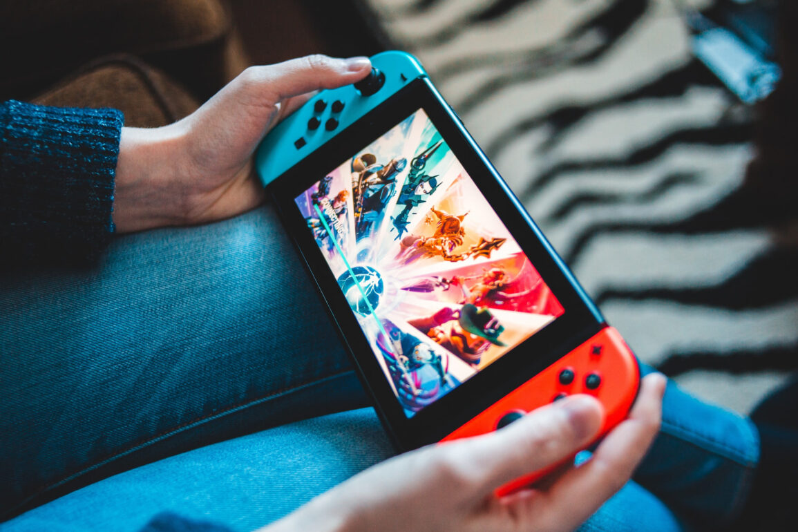 Ngành công nghiệp game gặp khó khăn: Doanh số phần cứng giảm 29% trong năm 2024 - Gamelade