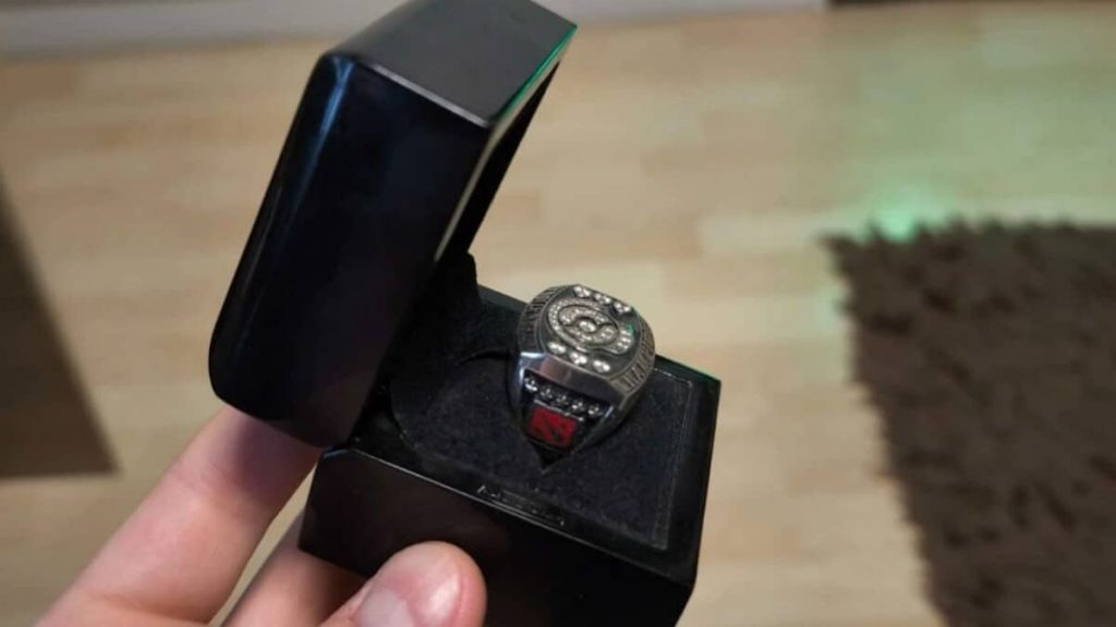 Huyền thoại Dota 2 AdmiralBulldog rao bán nhẫn vô địch TI3-gamelade