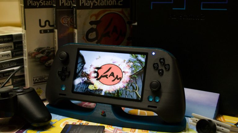 Kinh ngạc trước phiên bản PS2 cầm tay tự chế-gamealde