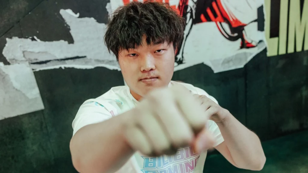Tuyển thủ Bin của BLG nhận án phạt nặng vì không bắt tay với fan-GAMELADE
