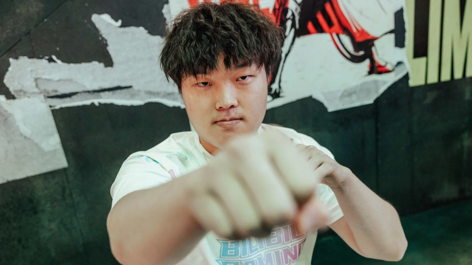 Tuyển thủ Bin của BLG nhận án phạt nặng vì không bắt tay với fan-GAMELADE