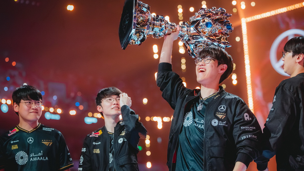 Riot Games hé lộ thời điểm ra mắt trang phục vô địch của T1-gamelade